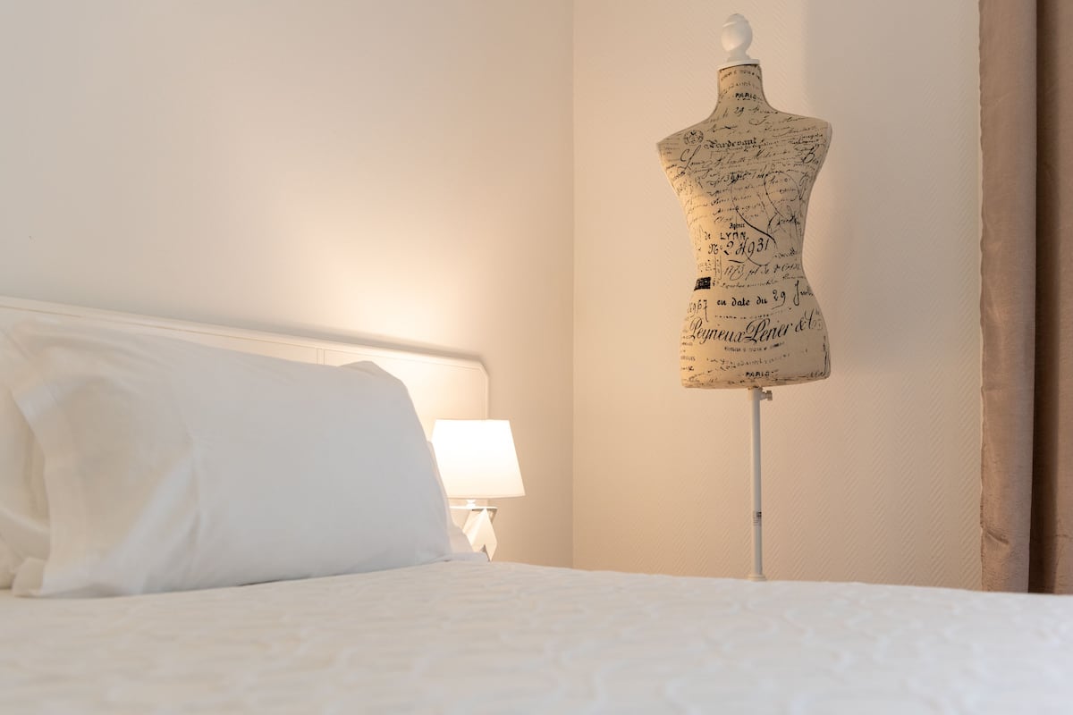 Habitación doble Confort, 1 cama Queen size | Minibar, caja de seguridad en la habitación y decoración personalizada