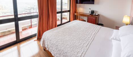 Chambre Double Confort, 1 grand lit | Minibar, coffres-forts dans les chambres, décoration personnalisée