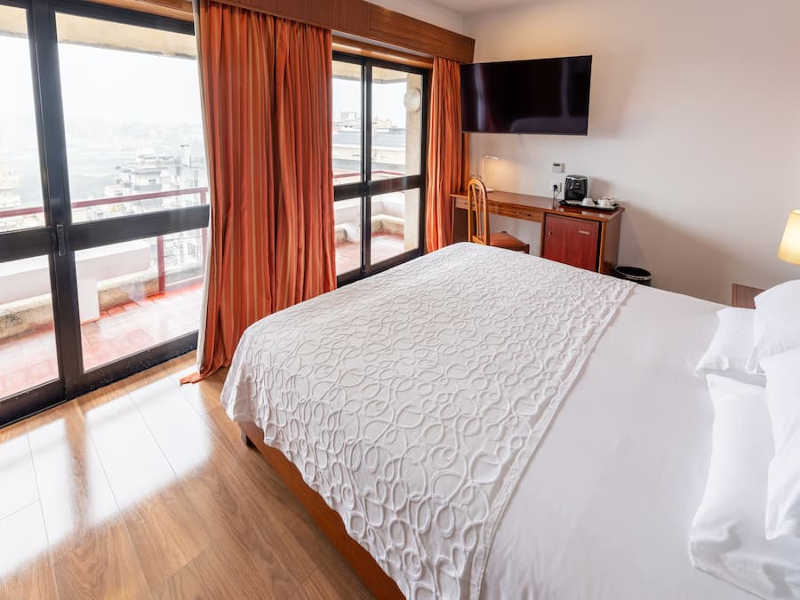 Comfort tweepersoonskamer, 1 queensize bed | Een minibar, een kluis op de kamer, individueel gedecoreerd, een bureau