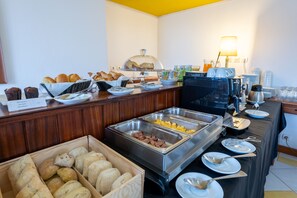 Tägliches Frühstücksbuffet gegen Gebühr