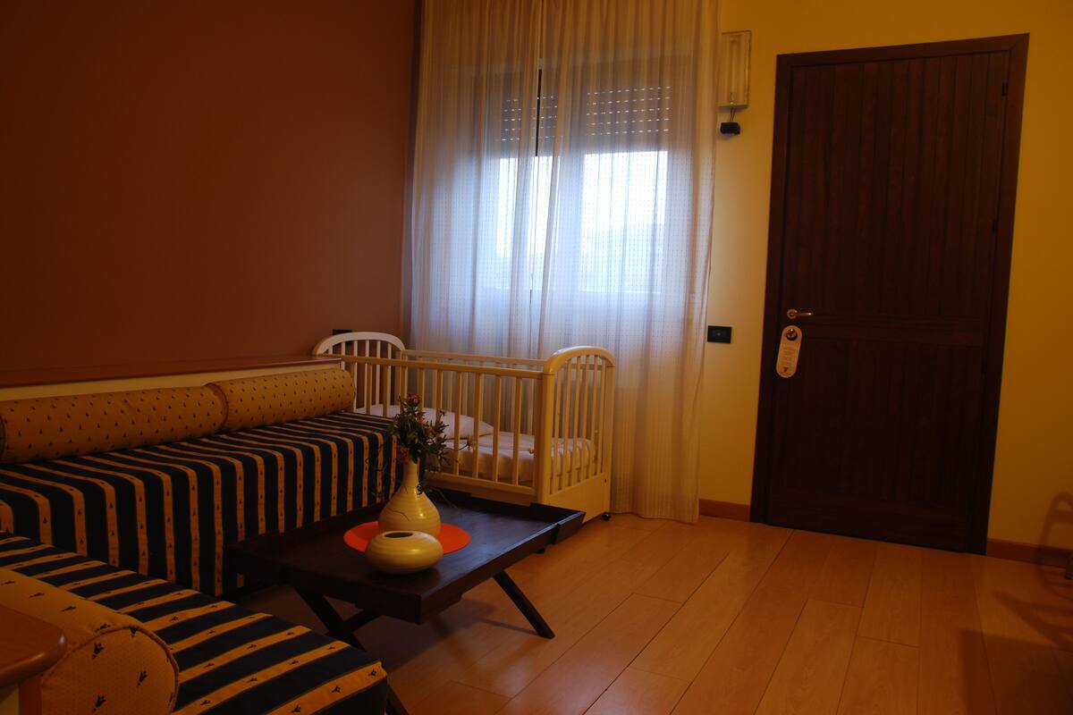 Habitación cuádruple | Zona de estar | Una televisión