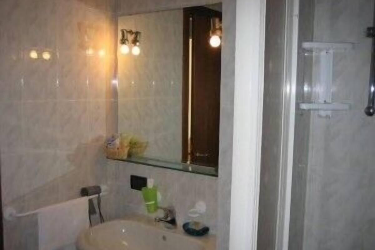 Habitación triple | Baño | Ducha y secador de pelo