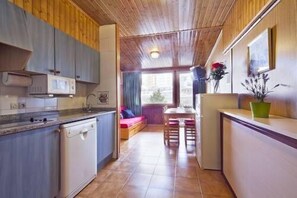 Refrigerador, microondas y utensilios de cocina 