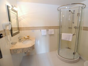 Free toiletries, hair dryer - Romantic Hotel Mlýn Karlstejn (Karlstejn)