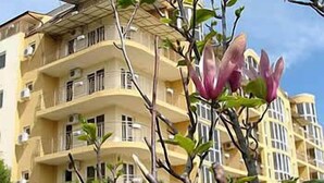 Un immeuble à plusieurs étages, doté de balcons, avec un ciel dégagé.