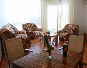 Schreibtisch, Bügeleisen/Bügelbrett, Babybetten, kostenloses WLAN