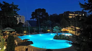 Outdoor pool, pool umbrellas, sun loungers