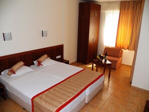 Doppelzimmer | Schreibtisch, Bügeleisen/Bügelbrett, Babybetten, kostenloses WLAN