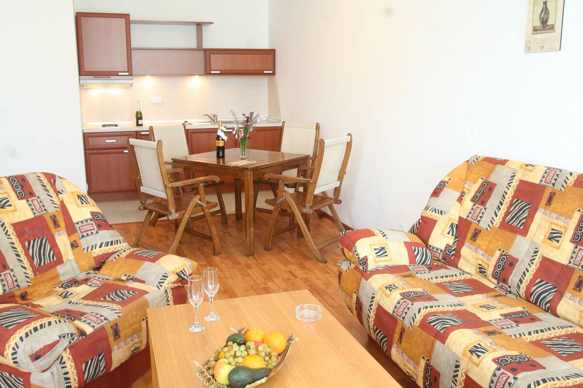 مكتب ومكواة/لوح كي وأسرّة أطفال/رضّع وواي فاي مجانًا