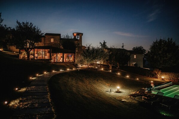 Fassade der Unterkunft – Abend/Nacht