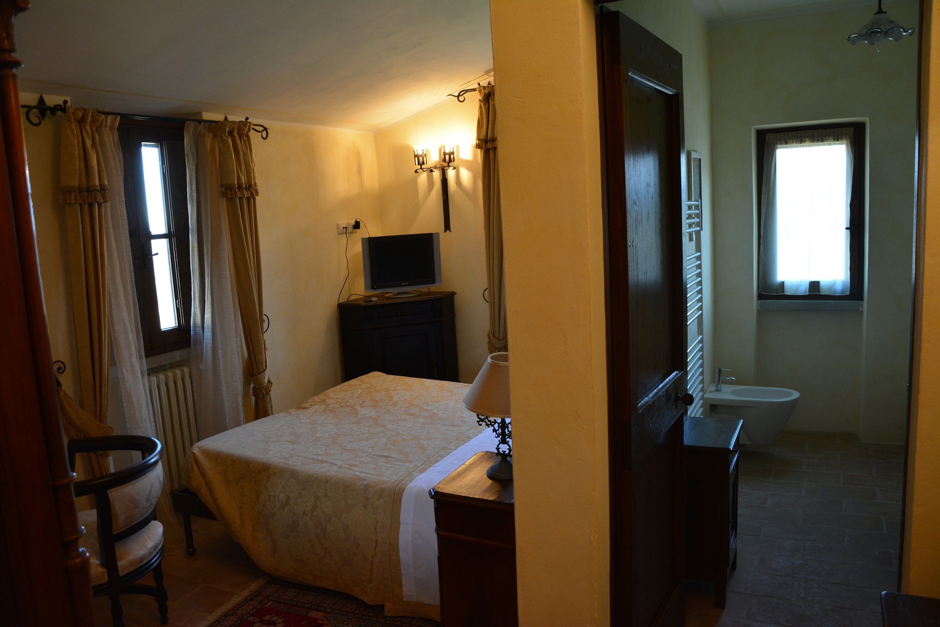 Standard Double Room | Bathroom | Shower, free toiletries, hair dryer, towels