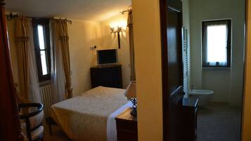 Standard Double Room | Bathroom | Shower, free toiletries, hair dryer, towels