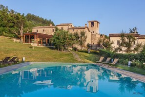 Außenpool (je nach Saison geöffnet), Sonnenschirme, Liegestühle