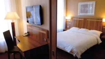 Habitación doble Confort | Escritorio, insonorización, tabla de planchar con plancha y cunas