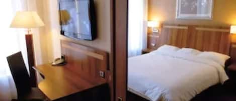 Comfort Double Room | Desk, soundproofing, iron/ironing board, cots/infant beds