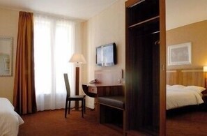 Bureau, chambres insonorisées, fer et planche à repasser