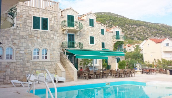 Vista frontal de la propiedad