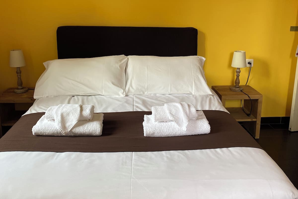 Escritorio, tabla de planchar con plancha, wifi gratis y ropa de cama 