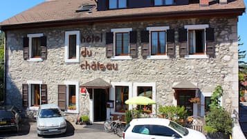 Un edificio de piedra con un cartel que dice 'hotel du château'.