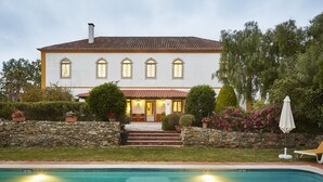 A two-story house with a swimming pool in front. - Casa d'Óbidos (Obidos)
