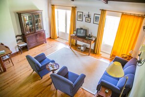 Apartment, 1 Bedroom, Kitchenette | Living room