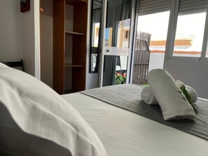 Standard Double Room | Individually furnished, soundproofing, rollaway beds, free WiFi - Hospedería Luís de Góngora (Córdoba)