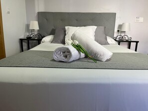 Standard Double Room | Individually furnished, soundproofing, rollaway beds, free WiFi - Orfebre Góngora (Córdoba)