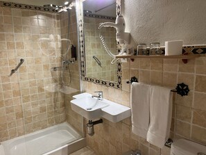 Kamar Triple Standar | Kamar mandi | Shower, perlengkapan mandi gratis, pengering rambut, dan handuk