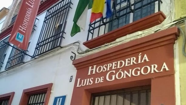 A building with a sign reading "Hospedéria Luís de Gongora" and flags of Brazil, Portugal, and the EU. - Orfebre Góngora (Córdoba)