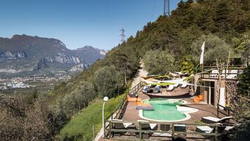 Piscine extérieure, parasols de plage, chaises longues