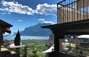 A balcony with a view of a mountain and a lake. - Isola Verde (Nago-Torbole)