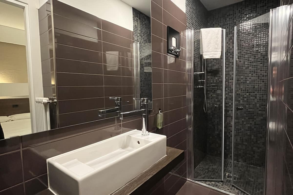 standard double room | bathroom | hair dryer, bidet, towels