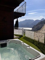 Bañera de hidromasaje privada