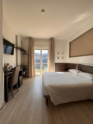 Chambre Standard Double ou avec lits jumeaux, balcon, vue partielle sur le lac | Matelas mémoire de forme, coffres-forts dans les chambres, Wi-Fi gratuit