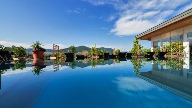 A clear blue sky with a pool reflecting the surroundings. - Gartenhotel & Weingut Pfeffel Dürnstein (Durnstein)