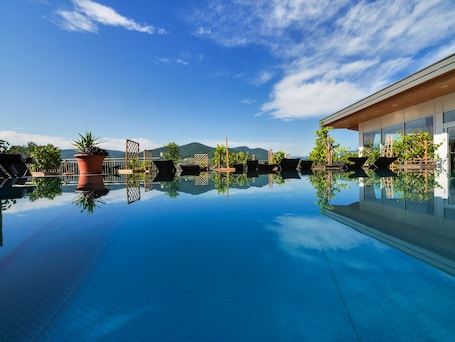 Outdoor pool, pool loungers. Gartenhotel & Weingut Pfeffel Dürnstein