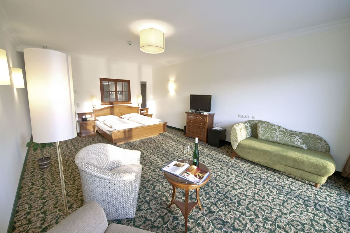 superior double room | minibar, in-room safe, individually decorated, individually furnished