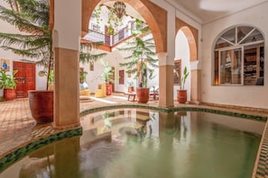 Una piscina cubierta (de 10:00 a 22:00), tumbonas
