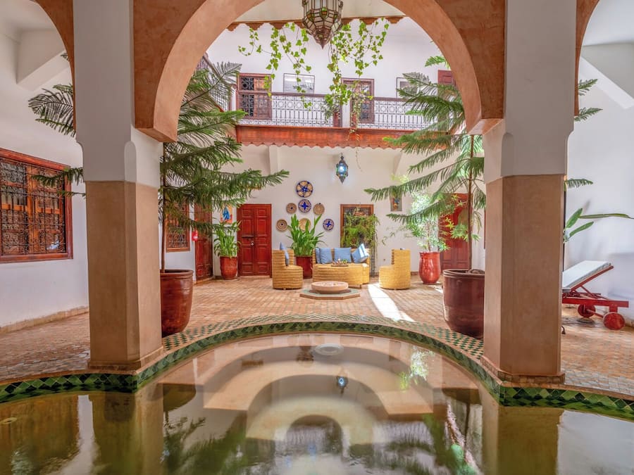 Una piscina cubierta (de 10:00 a 22:00), tumbonas