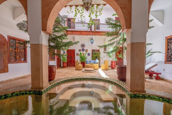 Indoor pool, open 10:00 AM to 10:00 PM, sun loungers - Riad Saba (Marrakech)