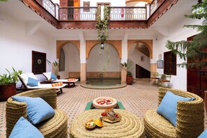 Indoor pool, open 10:00 AM to 10:00 PM, sun loungers - Riad Saba (Marrakech)