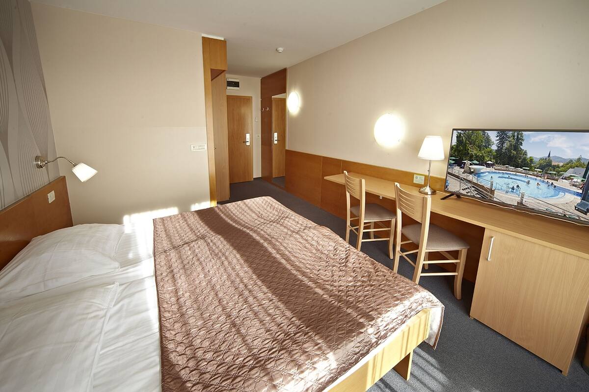 Kamar Double Comfort, 1 kamar tidur, kamar mandi pribadi, pemandangan taman | 1 kamar tidur, minibar, brankas, dan setrika/meja setrika