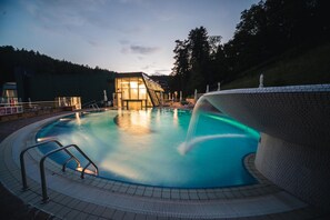 Sisäuima-allas ja ulkouima-allas avoinna 9.00–19.00, aurinkovarjoja