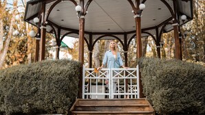 A gazebo with a wooden structure and white railings. - Depandance Vila Higiea - Terme Dobrna (Dobrna)