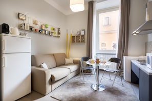 Deluxe-huone | Ylelliset vuodevaatteet, untuvapeitot, minibaari, tallelokero huoneessa