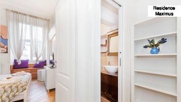 Ropa de cama de alta calidad, edredones de plumas, minibar y caja fuerte