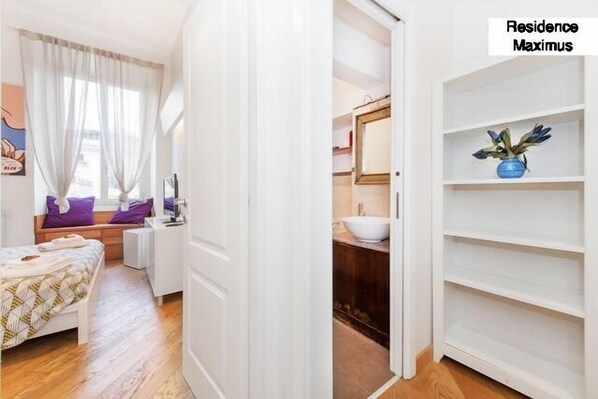 Ylelliset vuodevaatteet, untuvapeitot, minibaari, tallelokero huoneessa