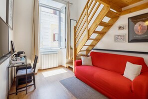 Ylelliset vuodevaatteet, untuvapeitot, minibaari, tallelokero huoneessa