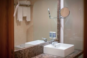 Free toiletries, hair dryer, bidet, towels - Apartamentos Turisticos Atlantida (Funchal)