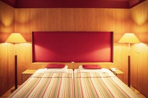 Minibar, in-room safe, desk, laptop workspace - Apartamentos Turisticos Atlantida (Funchal)